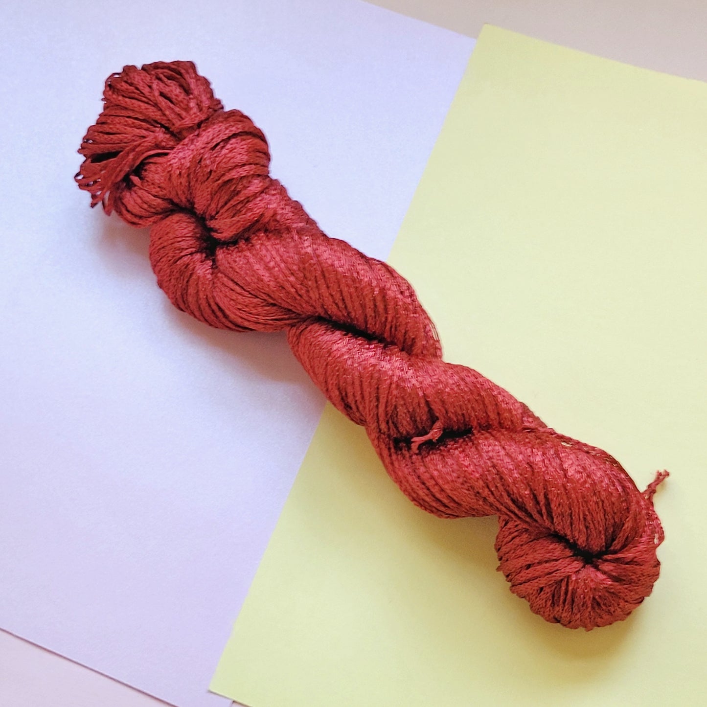 Hilado seda vegetal teñido a mano