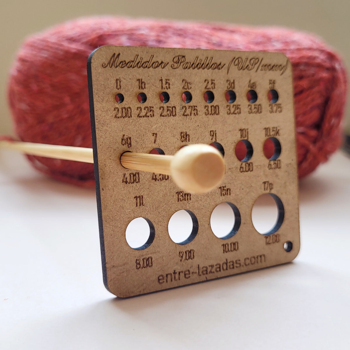 Llavero medidor de palillos y crochet