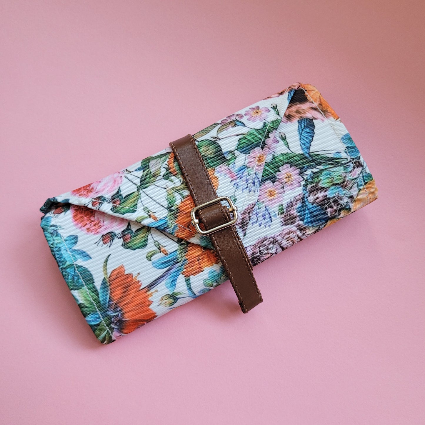 Estuche enrollable para crochet hecho a mano