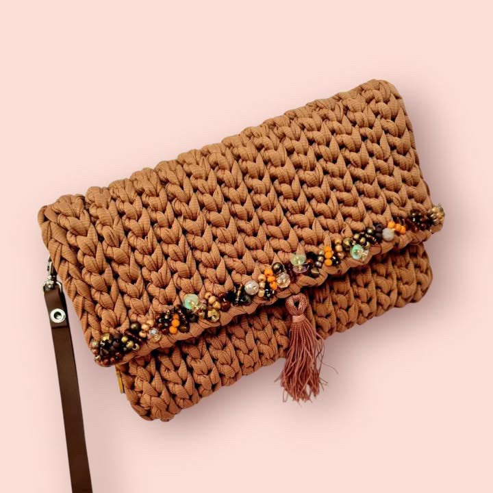 Carteras elegantes tejidas y bordadas a mano