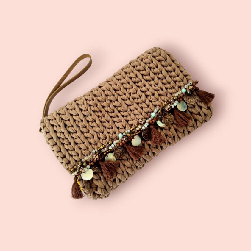Carteras elegantes tejidas y bordadas a mano