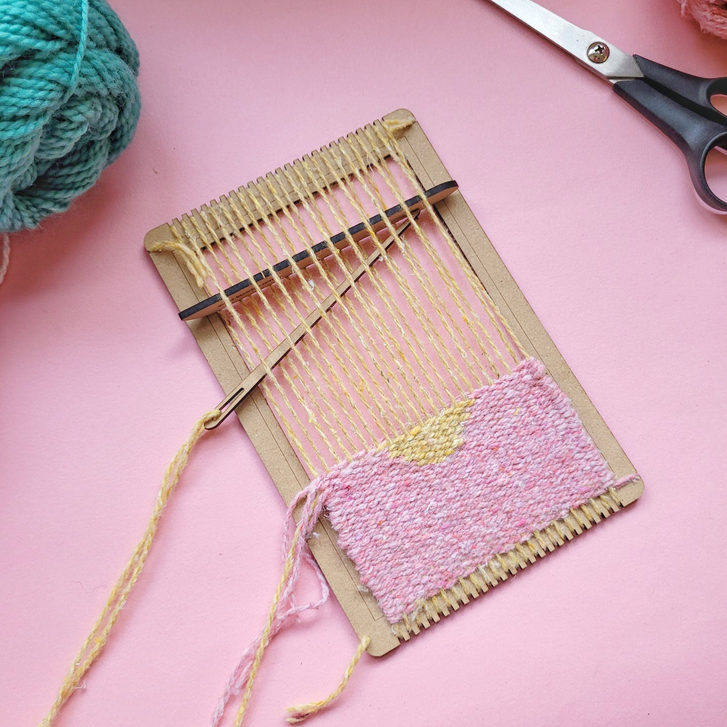 Ñiminka: el mini telar para tejer desde cero en la etapa más linda de la vida + Tutorial + 2 hilados naturales de regalo