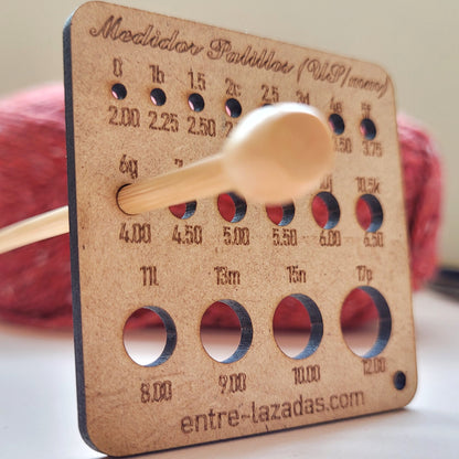 Llavero medidor de palillos y crochet