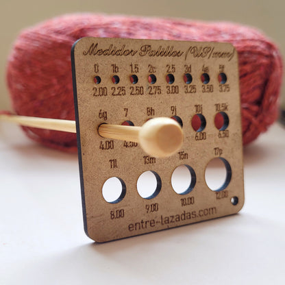 Llavero medidor de palillos y crochet
