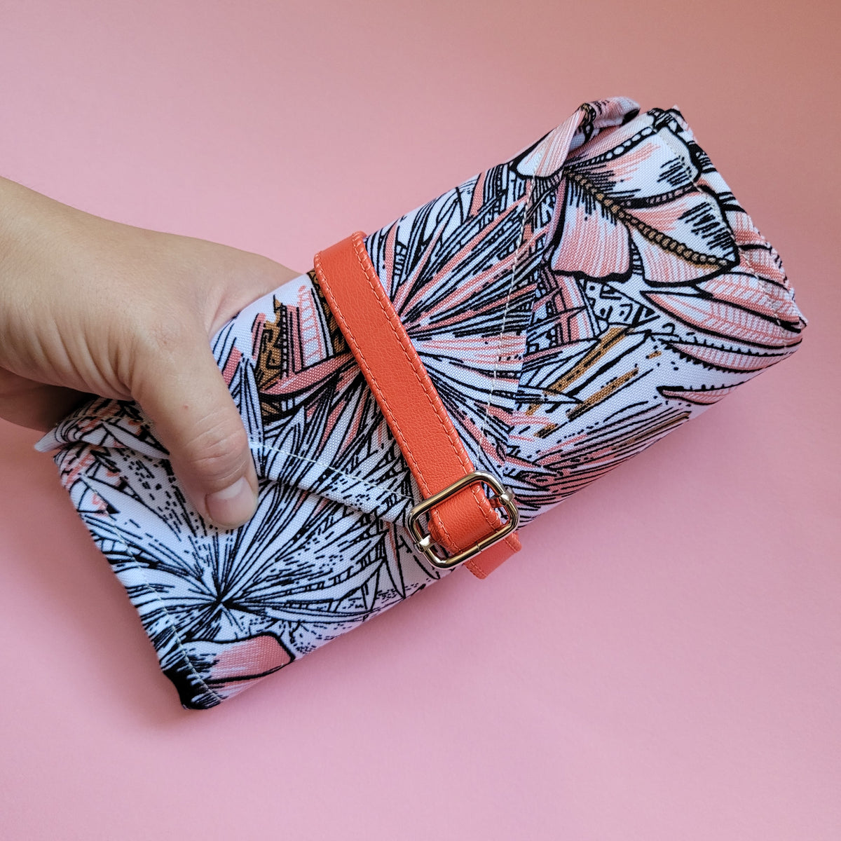 Estuche enrollable para crochet hecho a mano