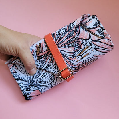 Estuche enrollable para crochet hecho a mano