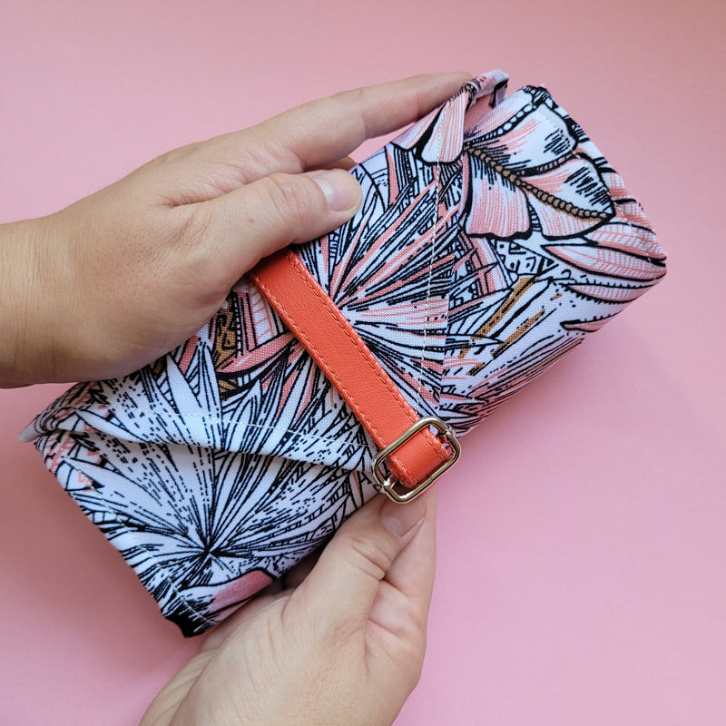 Estuche enrollable para crochet hecho a mano