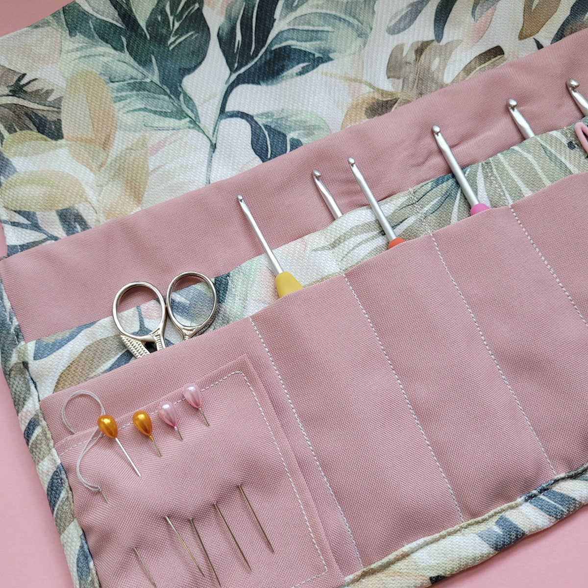 Estuche enrollable para crochet hecho a mano