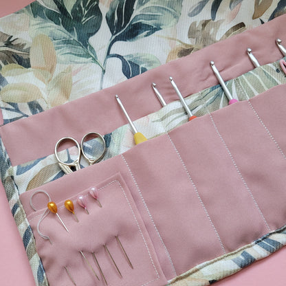 Estuche enrollable para crochet hecho a mano