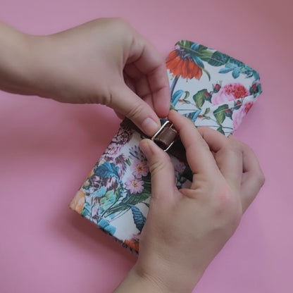 Estuche enrollable para crochet hecho a mano